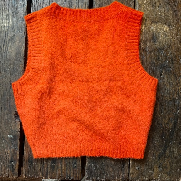 NWOT Fuzzy Vest Urban Outfitters - Picture 5 of 9
